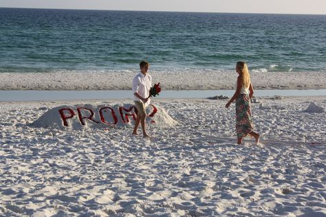 cute promposal Rose Promposal, Beach Promposal, Friend Promposal, Cute Promposal, Prom Things, Cute Promposals, Dance Proposals, Promposal Ideas, Prom Proposals