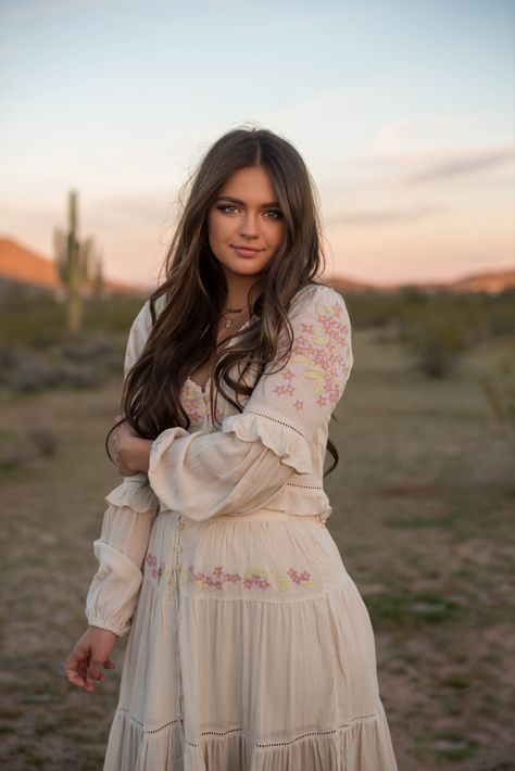 Hippie Senior Pictures, Arizona Senior Pictures, Senior Photoshoot Poses, Senior Photography Poses, Graduation Photography Poses, Senior Photo Outfits, Senior Photo Poses, Grad Photoshoot, Railroad Photography