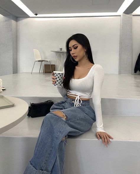 Asian Baddie Outfit, Lunch Outfit, Rich Girl Lifestyle, Sitting Poses, Girls Wardrobe, Photo Instagram, Girls Jeans, Baddie Outfits Casual, Cute Casual Outfits