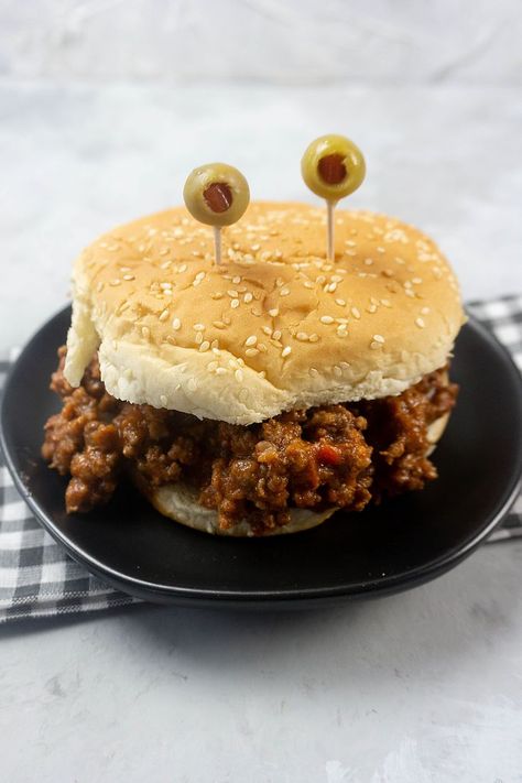 Monster Sloppy Joes - Mooshu Jenne Halloween Dinner Ideas, Sloppy Joe Mix, Halloween Treats To Make, Kids Halloween Food, Fun Halloween Food, Halloween Treats Easy, Sloppy Joes Recipe, Kids Party Food, Halloween Dinner