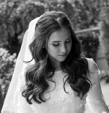 Wedding Hair Down Natural, Wedding Hair Looks Down, Bridal Hair Out Of Face, Behind Ear Curled Hair, Wedding Hairdo Half Up Half Down, Hair Half Up Half Down Front View, Hair Half Up Half Down Wedding With Veil, Bridal Hair Inspo With Veil, Bridal Hairstyles For Thinner Hair Down