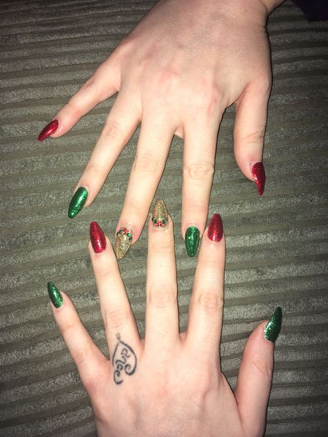 Green And Red Christmas Nails Gold Glitter, Red Gold And Green Nails, Christmas Nails Red Green Gold, Red And Green Chrome Nails, Red Green And Gold Nails, Red And Green Nails, Kawaii Fits, Festive Christmas Nails, Gold Chrome Nails