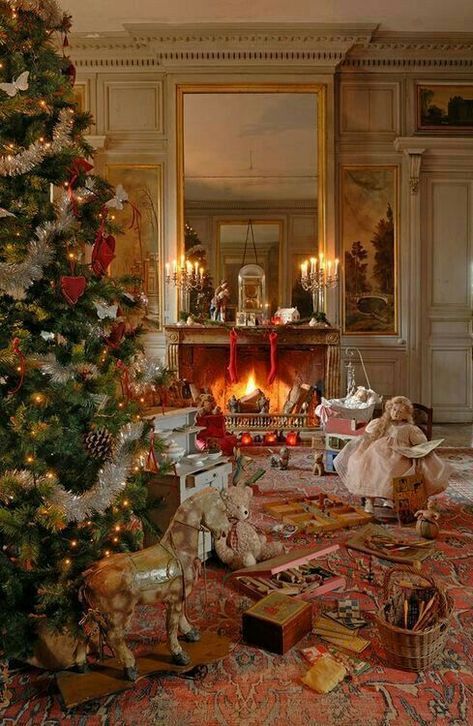 Cosy Christmas, Christmas Interiors, Christmas Wonderland, Old Fashioned Christmas, Christmas Past, Victorian Christmas, Christmas Scenes, Noel Christmas, Christmas Mood