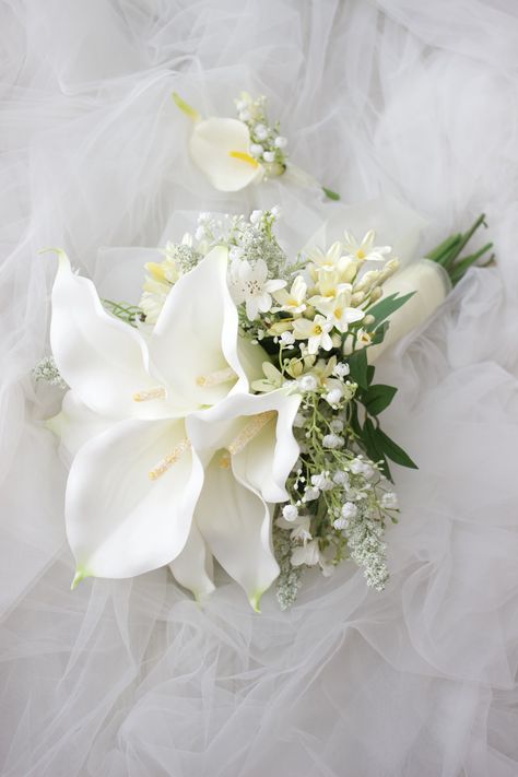 Bridesmaid Bouquet Beach Wedding, Best Bridesmaid Flowers, Lily Hand Bouquet Wedding, Simple Bridesmaid Flowers, Bride Boutique Flowers, Faux Bridesmaid Bouquets, Elegant Bridesmaid Bouquet, One Flower Bridesmaid Bouquet, Wedding Flowers Hand