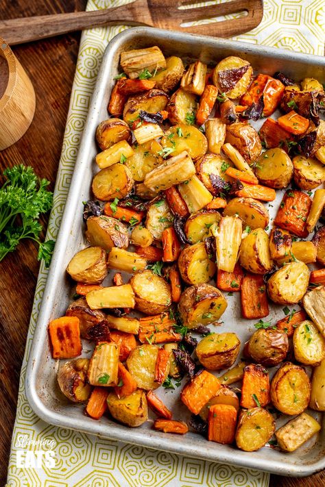 Roasted Carrots And Parsnips, Roasted Potatoes And Carrots, Rosemary Roasted Potatoes, Random Recipes, Roasted Vegetable Recipes, Nice Recipes, Vegetable Nutrition, Syn Free, Baby Mat