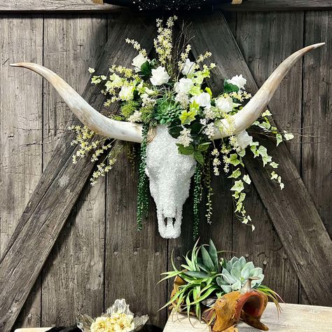 Cow Skull Centerpiece Wedding, Steer Horn Floral Arrangement, Bull Skull Wedding Decor, Cow Skull Floral Arrangement, Gray House Decor, Western Flower Arrangements, Diy Cow Skull, Skull Decor Diy, Sage Ideas