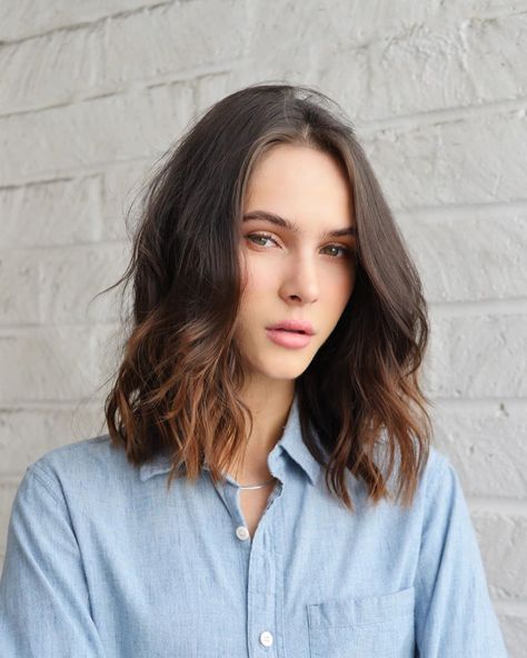 Thanks to these 31 gorgeous January hairstyles, we see nothing but gorgeous hair days in your future. Dip Dye Hair Brunette, Dip Dye Hair Brown, Hair Color Dip Dye, Texture Perm, Bleached Ends, Bleach Hair Color, Textured Bob Hairstyles, Dipped Hair, No Bangs