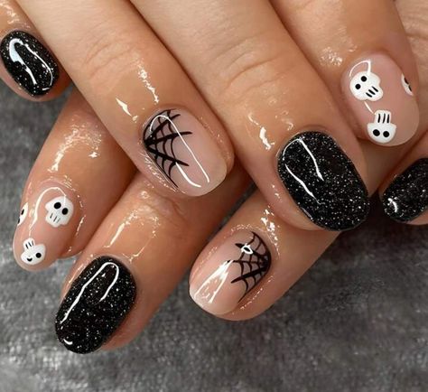 Nail Art Halloween, Skull Nails, Halloween Nails Easy, Halloween Press On Nails, Cute Halloween Nails, October Nails, Long Nail Designs, Spider Webs, Halloween Nail Designs