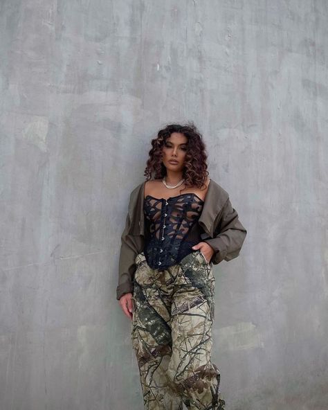 PrettyLittleThing on Instagram: “OUTFIT ON 🔒Can't deal with this Cargos & Corset combo 🥵🔥@knvvs in The Black Textured Mesh Ribbon Corset & Khaki Abstract Camo Wide Leg…” Camo Wide Leg Pants Outfit, Camouflage Wide Leg Cargo Pants, Combat Trousers Women Outfit, Cargo Trousers Outfit, Concerts Outfits, Ribbon Corset, Wide Leg Pants Outfit, Festival Inspo, Corset Outfit