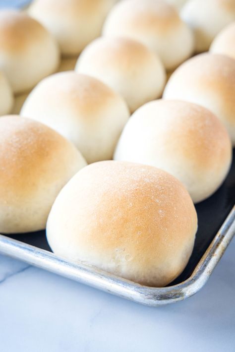 French Bread Rolls - Easy dinner rolls that are warm and fluffy on the inside and just a little bit crusty on the outside. Perfect pairing with just about any dinner! Sub Roll Recipe, French Bread Rolls, Buttery Dinner Rolls, Easy Dinner Rolls, French Rolls, Rolls Easy, Nutella Crepes, Bread Rolls Recipe, Baked Rolls