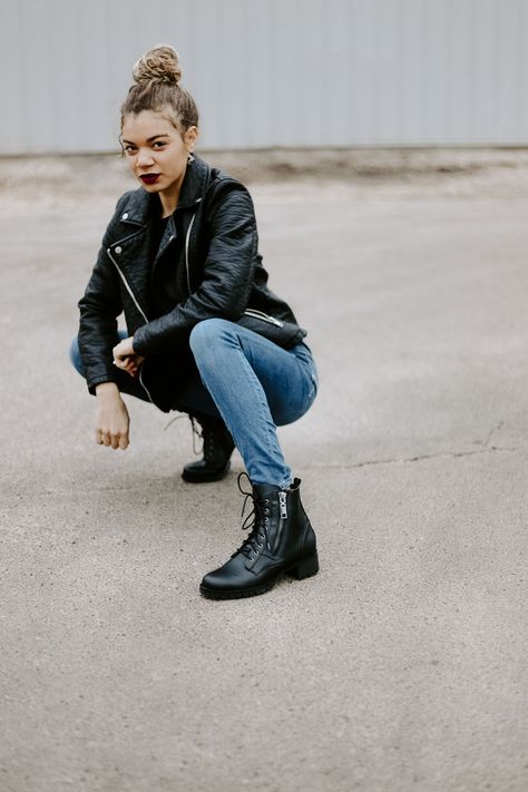 Carolyn of My Chic Obsession shows you the perfect street style looks that are edgy and chic Feminine Edgy Style, Rocker Girl Outfits, Artsy Street Style, Grunge Chic Style, Edgy Classic Style, Hipster Shoes, Edgy Classic, My Chic Obsession, Grunge Chic