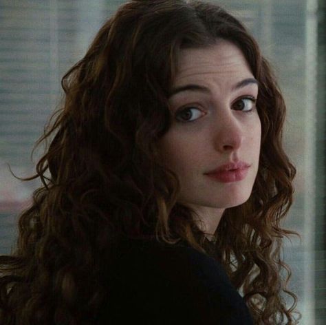 fernanda★ My Celebrity Vibe, Curly Hair Movie Characters, Anne Hathaway Aesthetic Icon, How Pinterest Sees Me Celebrity, Anne Hathaway Aesthetic, Anna Movie, Iconic Girl, Female Icon, Anne Hathaway