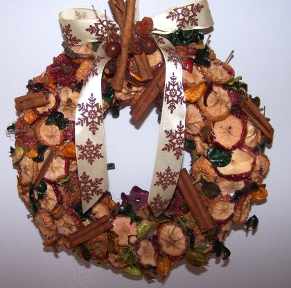 Adorn your door with this festive holiday wreath and welcome your guest with apples, cinnamon spice and everything nice.  Source: Betty Crocker, TM of General Mills, Inc. Wreath Recipe, Apple Garland, Apple Wreath, Blackwork Embroidery Patterns, Apples Cinnamon, Straw Wreath, Apple Craft, Prim Christmas, Fruit Decorations