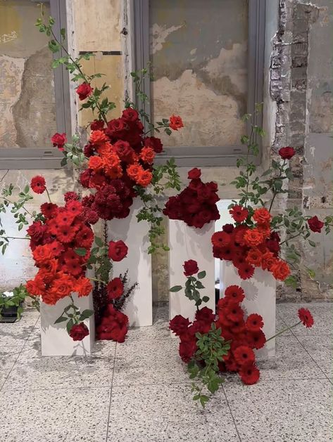 Embrace the 'Unexpected Red Theory' to add flair and energy to your wedding décor with bold red accents that create a memorable statement. Red Roses Wedding Ceremony, Red White Flower Arrangements, Red Floral Installation, Pillar Flowers Wedding Ceremony, Red Theory, Red Floral Wedding, Red Flower Arrangements, Luxury Flower Arrangement, Spanish Style Wedding