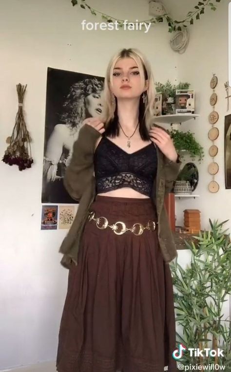 fairycore, grunge moviment, grunge, outfit, inspo, inspo outfit, fairy, core, hippie, groupie Grunge Outfits Fairy, Fairy Core Outfits Pants, Fae Aesthetic Clothes, Fairy Grunge Clothing, Grunge Bohemian, Estilo Hippy, Mode Hippie, Fairy Clothes, Grunge Fairy