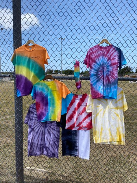 Tye Dye Aesthetic, Diy Tie Dye Shirts, Spanish Club, Tie Dye Crafts, Christmas Board, Tie Dye Diy, Tie Dye Shirts, Indigo Dye, Batik