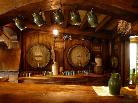 Tavern Home Decor, Hobbit Tavern, Tavern Kitchen, Taverna Medieval, Green Dragon Inn, Tavern Decor, Dnd Room, Dungeon Room, Casa Hobbit