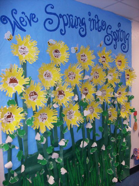 Art Spring board displaying 'Sunflowers' we made. (KECEC-Spring 2008) Spring Classroom Door Decorations, Spring Classroom Door, Classroom Door Decorations, Classroom Door Displays, Art Room Doors, Spring Window Display, Teaching Displays, Spring Bulletin, Spring Bulletin Boards