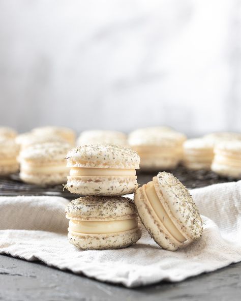 Lavender Macarons, Lemon Macarons, Baked Meringue, Macarons Macaroons, Cookie Deserts, French Macaroons, Macaroon Recipes, Macaron Recipe, French Macarons