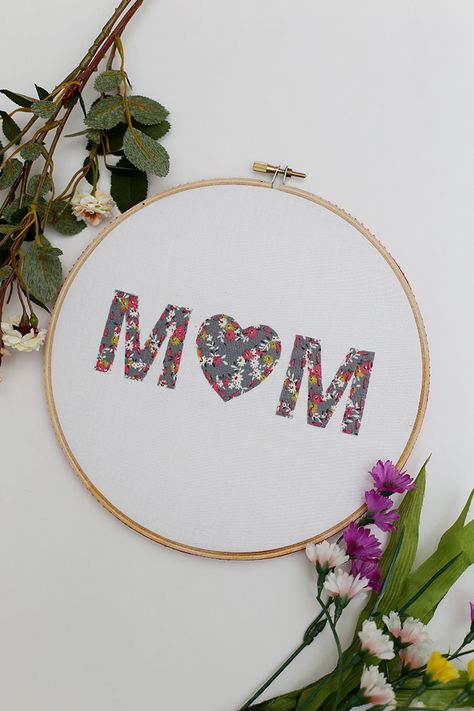 Mom Embroidery Pattern, Mothers Day Embroidery Ideas, Mother's Day Embroidery Designs, Mom To Be Embroidery Hoop, Mothers Day Embroidery Hoop, Mothers Day Embroidery, Diy Mother's Day, Love For Her, Handmade Embroidery Designs