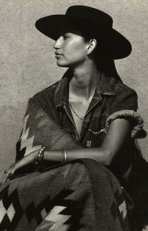 Navajo Art, Bi Panic, Southwestern Art, Mexico Art, Taos, White Photo, Native American Art, American Women, Photography Inspo