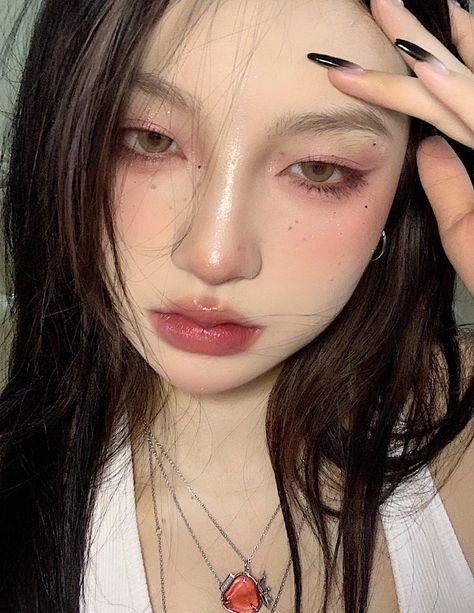 Asian Makeup Looks, Girl Pfp, Pfp Aesthetic, Dark Makeup, Ulzzang Couple, Makeup Looks Tutorial, Makeup Style, Baddie Makeup, Makeup Pictures