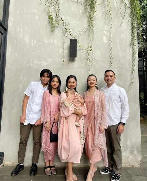 Eid Outfits Ideas, Lebaran Outfit, Outfit Kondangan, Family Photoshoot Outfits, Eid Outfits, Family Photo Pose, Mommy And Son, Stylish Party Dresses, Photoshoot Outfits