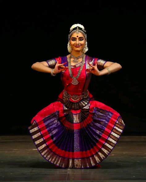 Blue Bharatanatyam Costume, Bharatanatyam Costumes, Bharatnatyam Dance, Bharathanatyam Dance, Bharatanatyam Costume, Bharatanatyam Dancer, Indian Classical Dancer, Bharatanatyam Poses, Green Costume