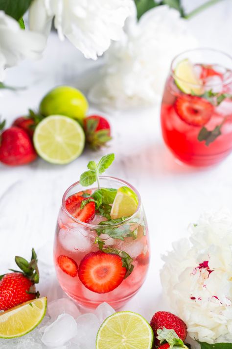 Strawberry Refresher Recipe, Low Calorie Wine, Spritzer Drink, Wine Spritzer Recipe, Healthy Wine, White Wine Spritzer, Spritzer Recipes, Drinks Summer, Wine Spritzer