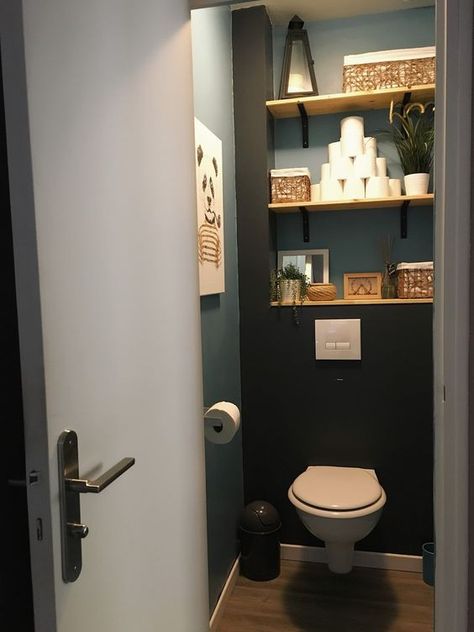 12 idées déco pour agrandir visuellement les toilettes Bathroom Closet Organization Ideas, Wc Ideas, Small Downstairs Toilet, Small Bathroom Inspiration, Bathroom Closet Organization, Toilet Room Decor, Wc Design, Closet Organization Ideas, Small Toilet Room