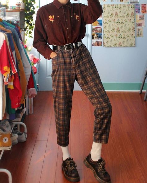 alex 🦋🌻♂ auf Instagram: „do you have any hidden talents? • also swipe for some monochromatic looks ft. plaid pants :)“ 90's Fashion, Trik Fotografi, Plaid Pants, Looks Vintage, Retro Outfits, Aesthetic Outfits, Look Fashion, 90s Fashion, Cropped Pants