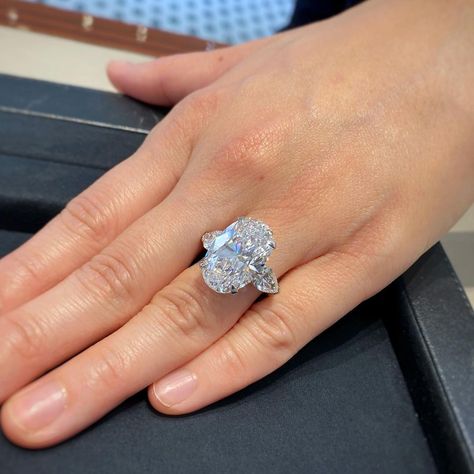 Thomas on Instagram: “Once in a lifetime #Graff . . . . . . . . . . . . #graffdiamonds #love #art #diamond #whitediamond #ovalcut #highjewelry #jewelry…” Graff Engagement Ring, Double Diamond Ring, Graff Jewelry, Graff Diamonds, Dream Wedding Ring, Extraordinary Jewelry, Expensive Jewelry Luxury, Oval Diamond Ring, Soldering Jewelry