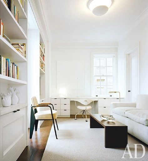 All white study with home office area with built-in desk. Lee Mindel and Peter Shelton. #homeoffice #interiordesign #whitedecor Client Meeting, Bright Office, La House, Interior Kantor, Simple Office, Future Office, Meeting Space, Manhattan Apartment, White Office