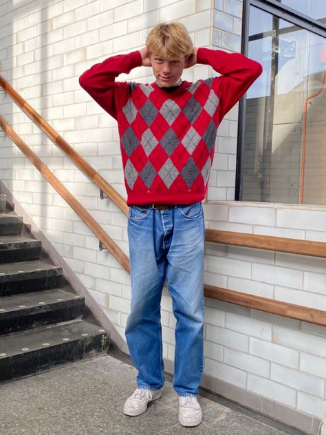 Red Jumper Outfit Men, Preppy Guy Outfits, Red Pullover Outfit, Outfits Inspo Men, Red Jumper Outfit, Jumper Outfit Men, Argyle Sweater Outfit, Originals Characters, Blue Sweater Outfit