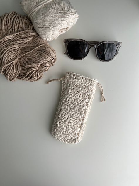 Knit Sunglasses Case, Crochet Useful Things, Crochet Sunglasses Holder, Glasses Case Crochet, Small Quick Crochet Projects, Crochet Sunglasses Case, Crochet Glasses Case, Crochet Sunglasses, Crochet Eyeglass Cases