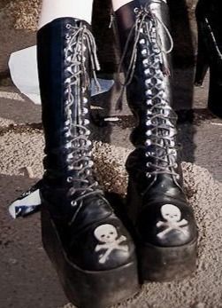 Goth Aesthetic Clothes, Dr Shoes, Emo Outfits, Estilo Punk, New Rock, Alt Fashion, Grunge Style, Pretty Shoes, Dream Shoes