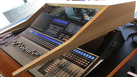 Custom made wooden console for Presonus StudioLive 32 mixer. Click for details how to engrave the panels. Studio Desk Music, Audio Desk, Recording Studio Furniture, Recording Studio Desk, Music Essentials, Drum Room, Studio Live, Diy Desktop, Studio Layout