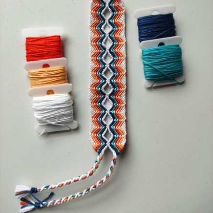 Wide Friendship Bracelet, Elegant Friendship Bracelets, Hard Friendship Bracelets Pattern, Adult Friendship Bracelets, Cute String Bracelet Colors, Thread Bracelets Patterns, Cute Friendship Bracelets Pattern, Yarn Friendship Bracelets, Embroidery Floss Crafts