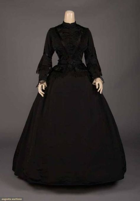 1860s Dresses, Boned Bodice, Couture Outfits, Old Dresses, Clothing And Textile, Vintage Couture, Textiles Fashion, Historical Dresses, Lace Collar