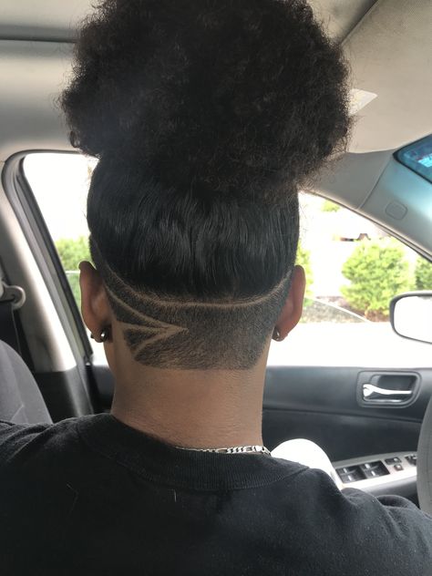 Undercut design, 3 lines design, curly hair Braid Hairstyles With Undercut, Undercut Lines Design, Curly Hairstyles With Undercut, Nape Undercut Black Women, Afro Hair Undercut, Undercut On Curly Hair, Stud Undercut Long Hair, Undercut Curly Hair Long, Undercut Designs For Black Women