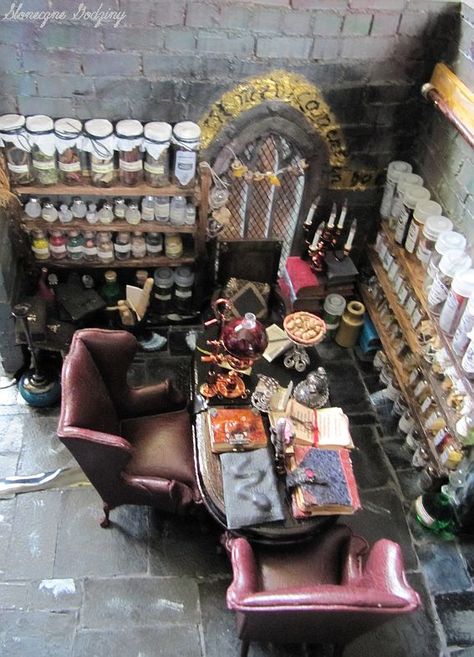 Severus Snape Office, Harry Potter All Movies, Snape House, Harry Potter Furniture, Harry Potter Locations, Hogsmeade Village, Harry Potter Dolls, Harry Potter Miniatures, Bookshelf Art