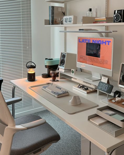 2 Desk Bedroom Layout, Imac Desk Setup Small Space, Mini Pc Setup, Minimalistic Desk Setup, Pc Setup Aesthetic, Modern Setup, Minimalistic Desk, Home Studio Desk, Cozy Desk