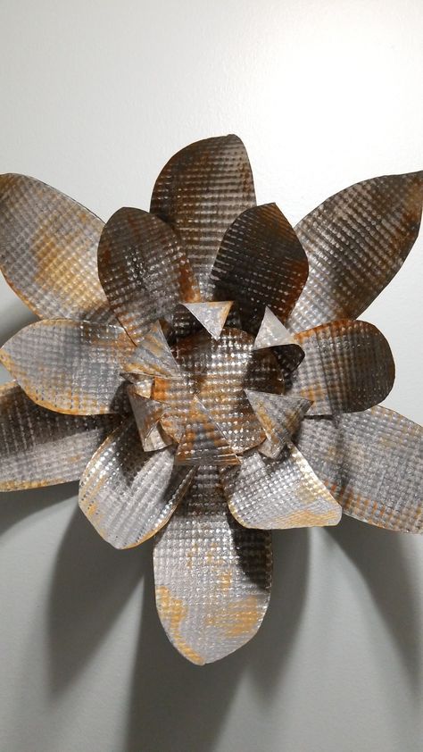 Tin Can Flowers, Pinecone Crafts Christmas, Aluminum Can Crafts, Tin Flowers, Outdoor Crafts, Burlap Crafts, Tin Metal, Garden Art Sculptures Diy, Metal Garden Art