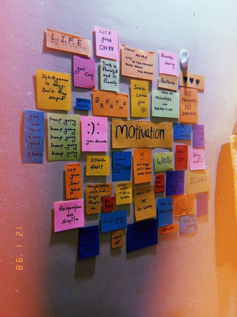 How To Stick Posters On A Wall, Sticky Note Wall Aesthetic, Sticky Notes Ideas Wall, Sticky Notes Ideas Wall Bedroom, Stick Notes Ideas Wall, Wall Writing Decor Quotes, Study Wall Decor Ideas, Sticky Notes Wall Decor, Sticky Note Decor