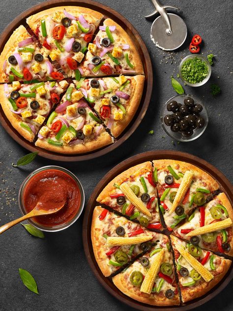 New look for Pizza Hut India menus. Italian Food Photography, Resep Burger, Pizza Vegetariana, Pizza Vegana, Veg Pizza, Pizza Fritta, Pizza Roll, Pizza Fatta In Casa, Pizza Menu