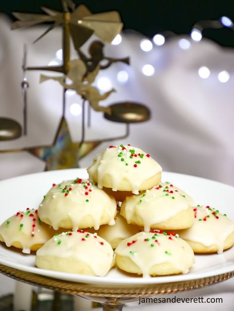 Italian Lemon Ricotta Cookies Ricotta Christmas Cookies, Italian Lemon Ricotta Cookies, Lemon Ricotta Cookies, Lemon Drop Cookies, Ricotta Cookies, Italian Christmas Cookies, Italian Cookie Recipes, Dessert Easy, Lemon Ricotta