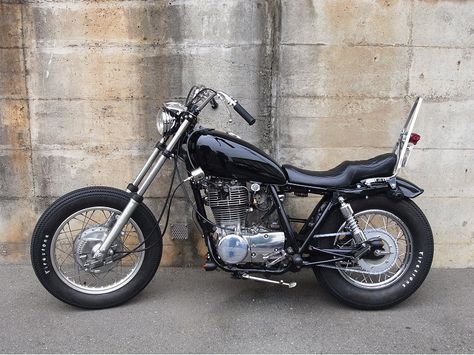 Brat Bikes, Dream Motorcycle, Old School Motorcycles, Motorcycle Baby, Brat Bike, Yamaha Sr400, Custom Motorcycle Paint Jobs, Bobber Style, Motorcycle Paint Jobs