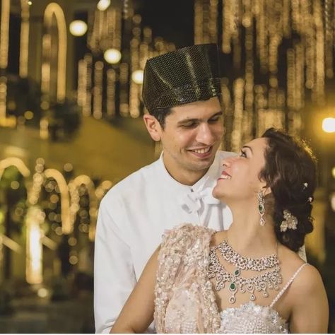 Parsi Wedding Rituals: In One Of The Rituals, The Bride And The Groom Throw Rice On Each Other Parsi Wedding, Brides Sister, Bride Head, Bride Sister, Engagement Ceremony, Jewellery Indian, Wedding Rituals, Reception Party, Wedding Saree