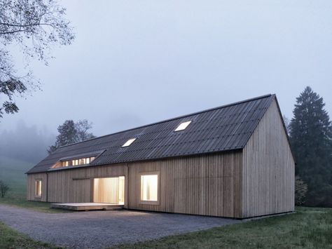 Haus am Moor / Bernardo Bader Architects good proportions like the roof material.  not sure about the vertical boards on exterior also like the cut out thing in roofline Bernardo Bader, Contemporary Barn, Long House, Modern Barn House, Wood Architecture, Door Open, Modern Barn, Salou, Wooden House