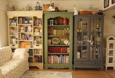 Shabby Chic Bookcase, Interior Vintage, Design Del Prodotto, Craft Rooms, Home Library, Shabby Chic Furniture, Book Shelf, Chic Furniture, Sewing Room